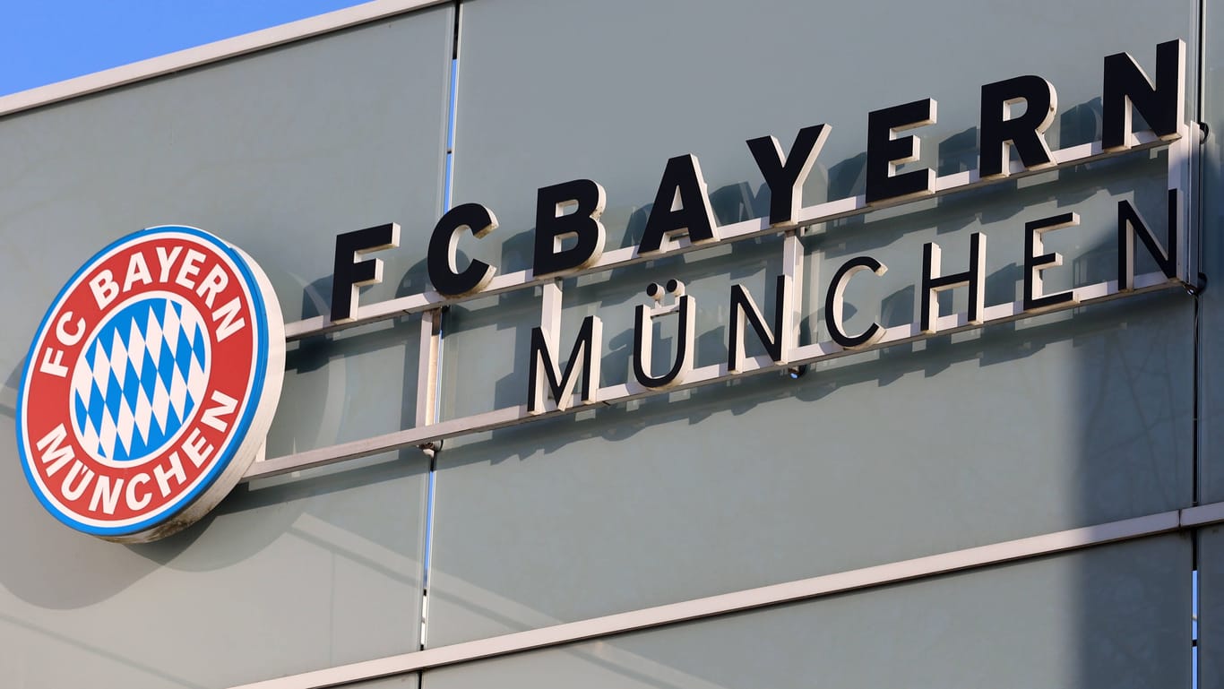 Bayern-Logo und -Schriftzug am Gebäude auf dem Vereinsgelände: Am Dienstag wurde das BKA vorstellig.