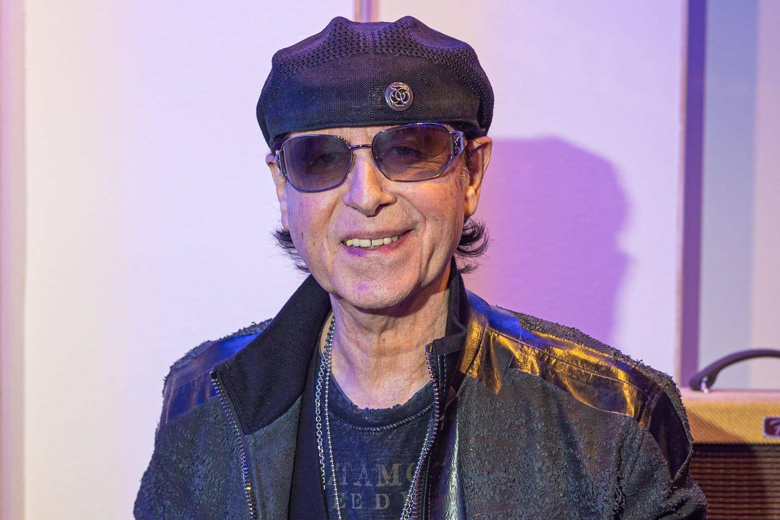 Klaus Meine von den Scorpions steht in den Peppermint Park Studios (Archivbild): Mit einer durch den Ukraine-Krieg veränderten Version ihres Welthits geht die Rockband auf Tour.