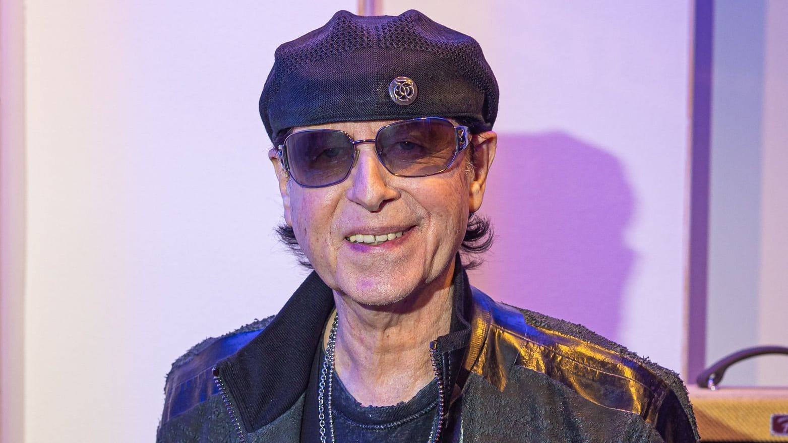 Klaus Meine von den Scorpions steht in den Peppermint Park Studios (Archivbild): Mit einer durch den Ukraine-Krieg veränderten Version ihres Welthits geht die Rockband auf Tour.