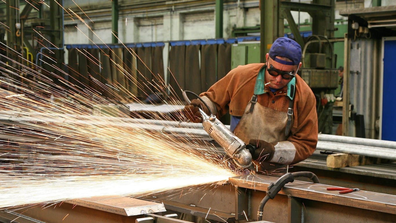 Flexarbeiten (Archivbild): In der Stahlbauindustrie könnte in Zukunft eine Vier-Tage-Woche kommen.