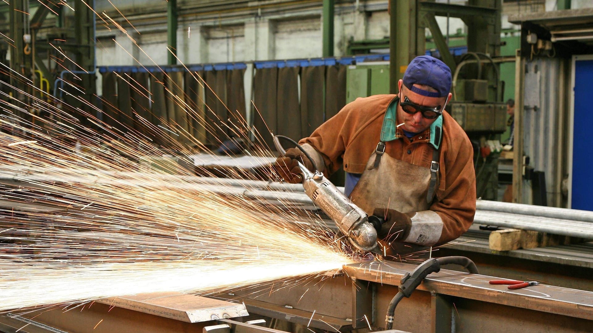 Flexarbeiten (Archivbild): In der Stahlbauindustrie könnte in Zukunft eine Vier-Tage-Woche kommen. Flexarbeiten (Archivbild): In der Stahlbauindustrie könnte in Zukunft eine Vier-Tage-Woche kommen.