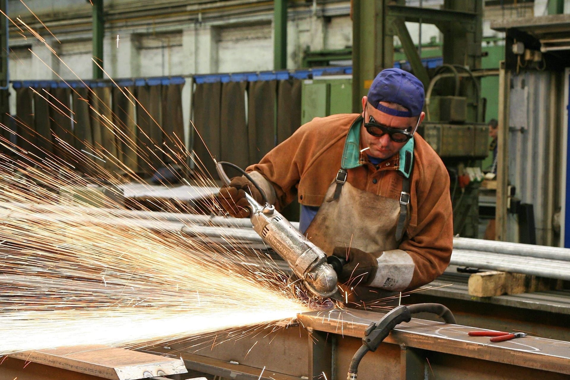 Flexarbeiten (Archivbild): In der Stahlbauindustrie könnte in Zukunft eine Vier-Tage-Woche kommen. Flexarbeiten (Archivbild): In der Stahlbauindustrie könnte in Zukunft eine Vier-Tage-Woche kommen.