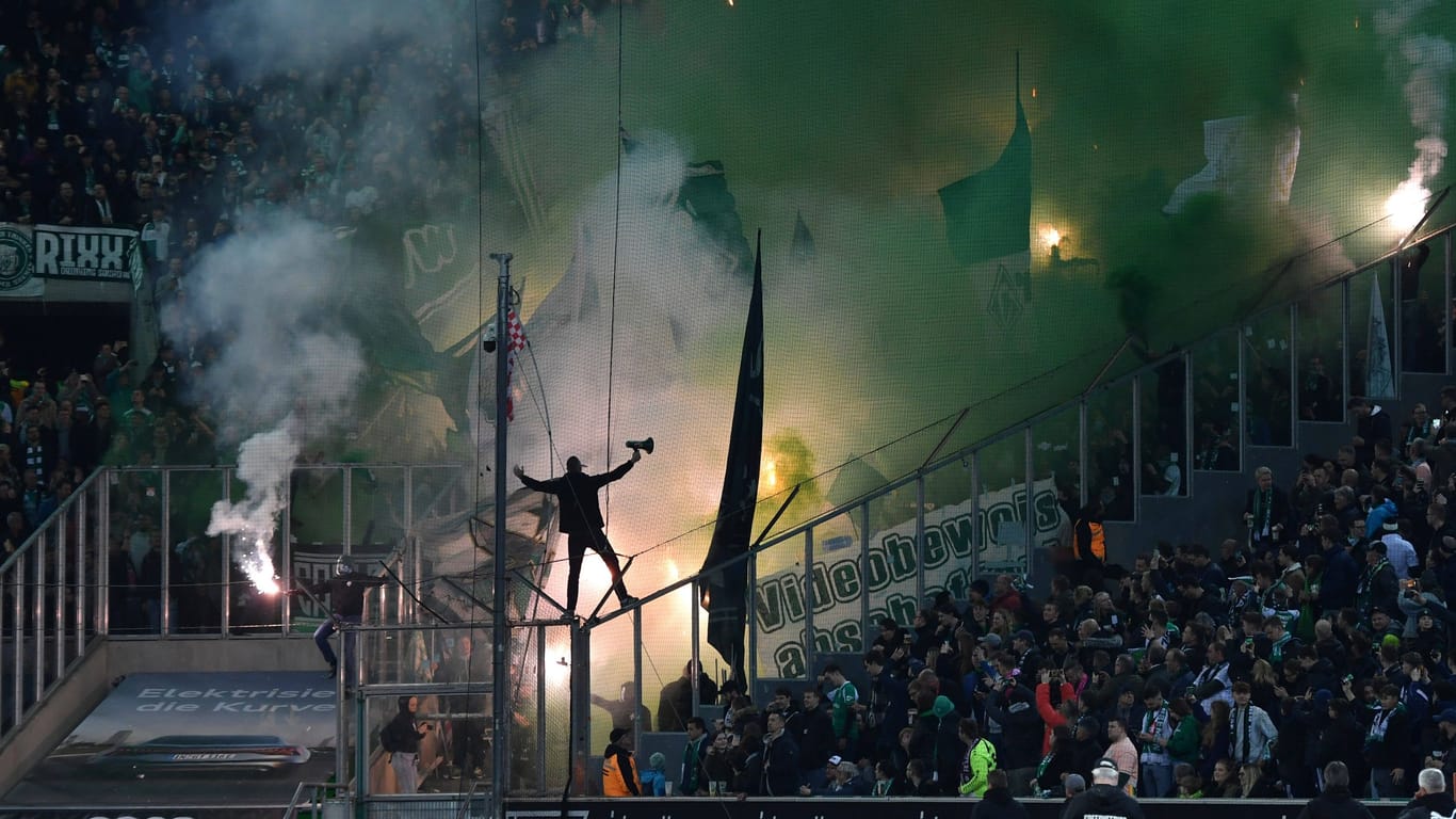 Werder-Fans zünden Rauchtöpfe und Bengalos (Archivfoto): Bei zwei zunächst Beschuldigten wurde die Anklage wieder fallen gelassen.