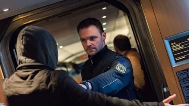 Immer wieder kommt es auch in Zügen zu Angriffen gegen Polizeibeamte und Rettungskräfte (Symbolbild). Immer wieder kommt es auch in Zügen zu Angriffen gegen Polizeibeamte und Rettungskräfte (Symbolbild).