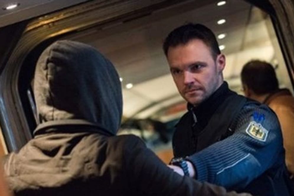 Immer wieder kommt es auch in Zügen zu Angriffen gegen Polizeibeamte und Rettungskräfte (Symbolbild).