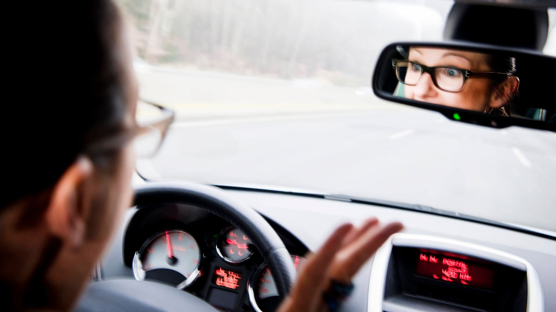 Platz da: In einigen Autos wird offenbar stärker gedrängelt als in anderen. Das zeigt eine neue Umfrage.