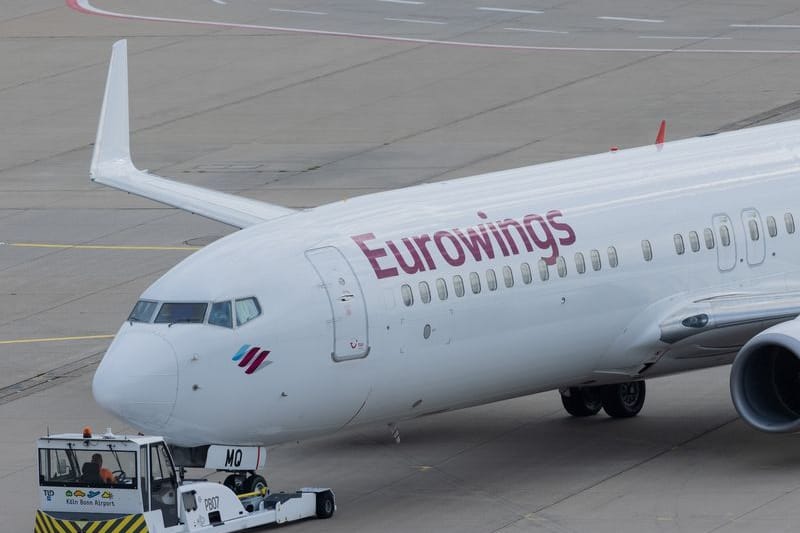 Ein Flugzeug von Eurowings am Flughafen Köln/Bonn (Archiv): Die Fluggesellschaft will in Köln neue Stellen schaffen.