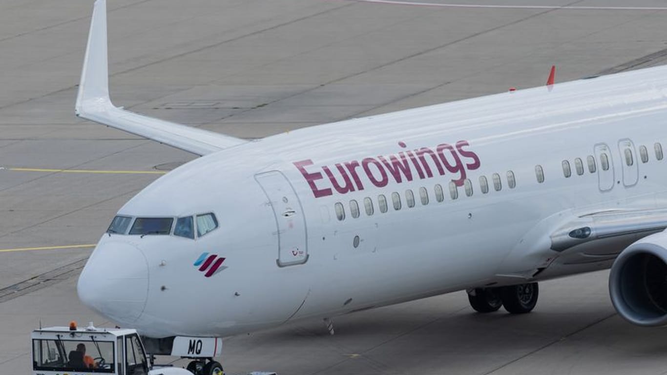 Ein Flugzeug von Eurowings am Flughafen Köln/Bonn (Archiv): Die Fluggesellschaft will in Köln neue Stellen schaffen.