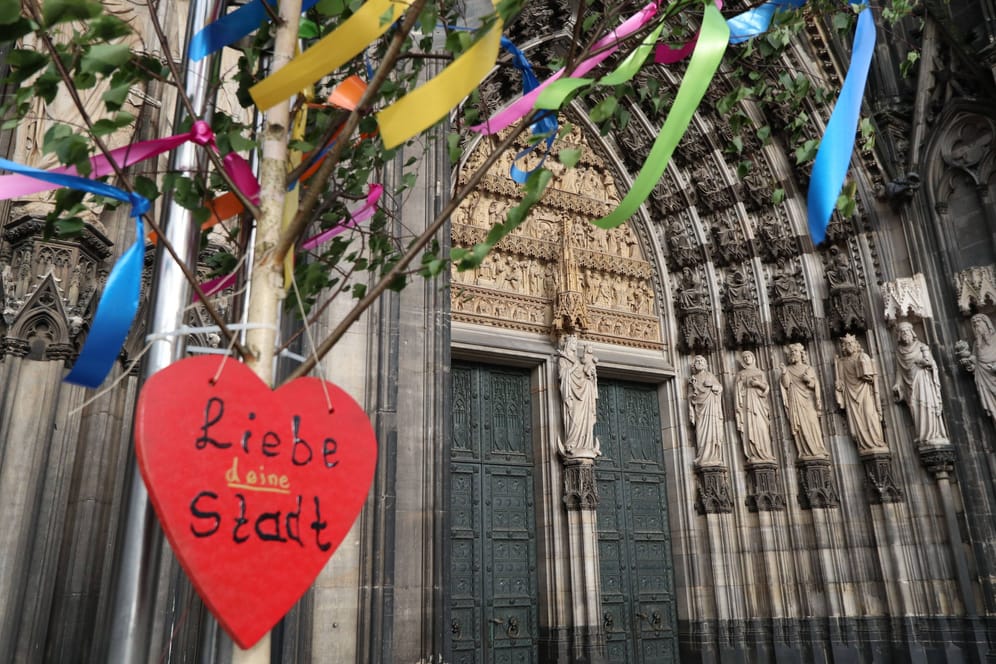 Ein Maibaum steht vor dem Kölner Dom (Symbolbild): Maibäume dürfen nicht einfach so geschlagen werden.
