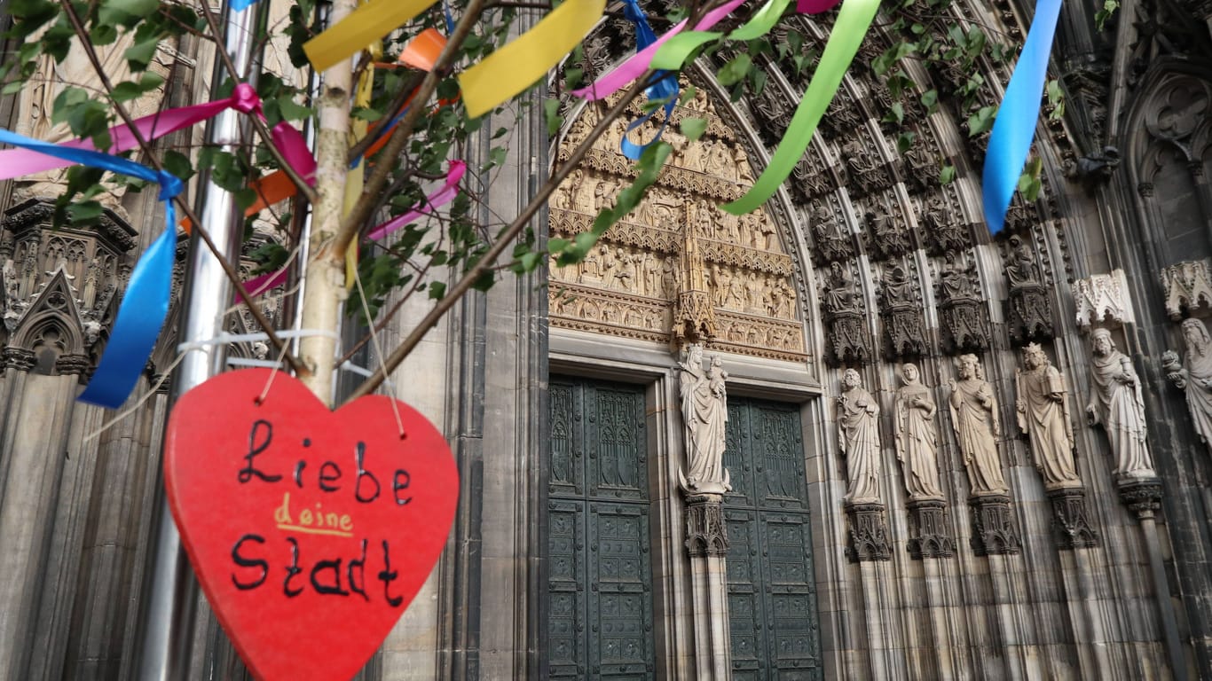 Ein Maibaum steht vor dem Kölner Dom (Symbolbild): Maibäume dürfen nicht einfach so geschlagen werden.