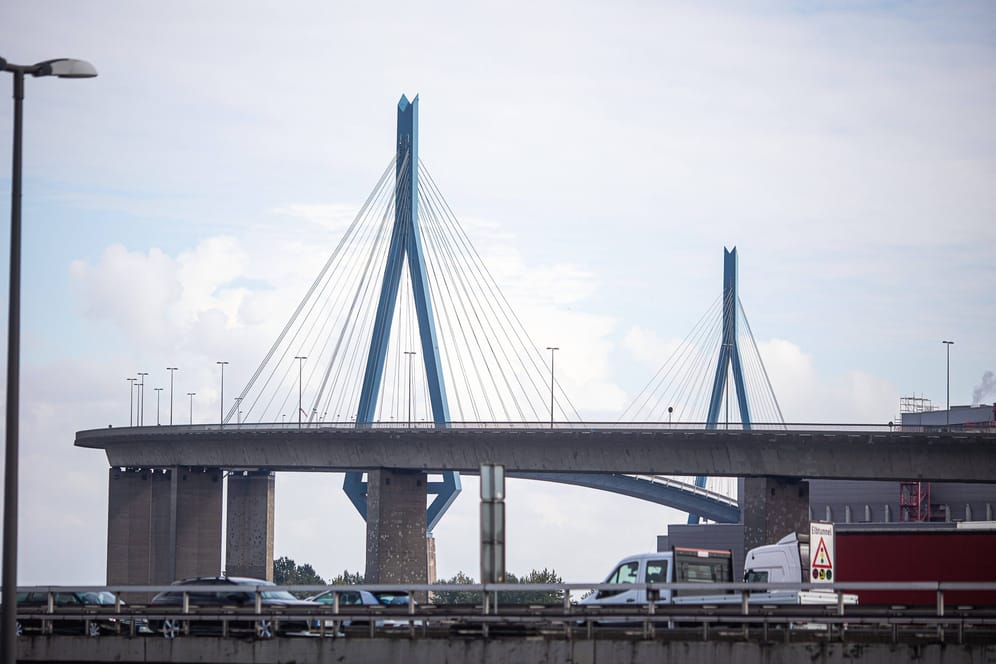 Blick auf die Köhlbrandbrücke: Sie ist eine der wichtigsten Verkehrsadern im Hamburger Hafen.