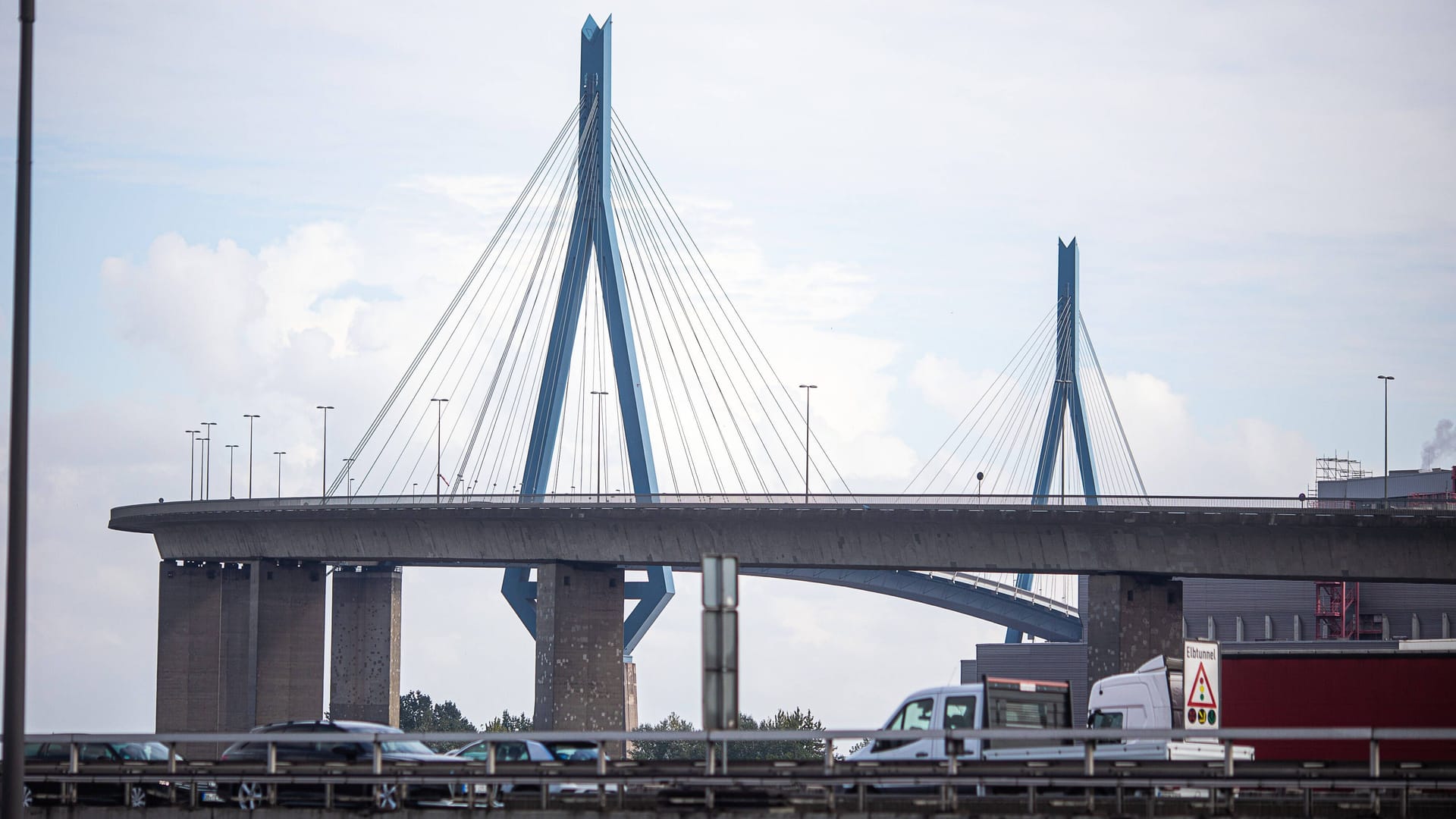 Blick auf die Köhlbrandbrücke: Sie ist eine der wichtigsten Verkehrsadern im Hamburger Hafen. Blick auf die Köhlbrandbrücke: Sie ist eine der wichtigsten Verkehrsadern im Hamburger Hafen.