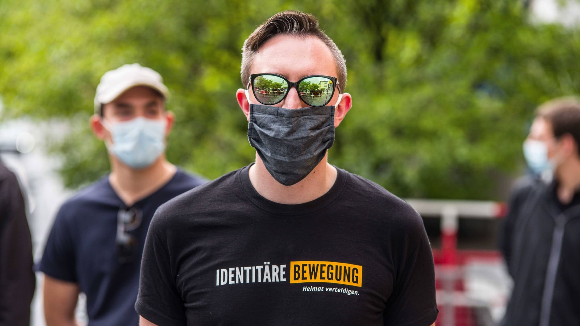 Mitglied der rechtsextremen Identitären Bewegung bei einer Demonstration in München (Symbolbild): Die Strategien der Neuen Rechten sind vielfältig.