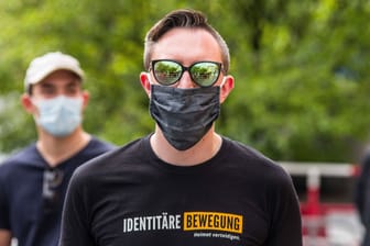 Mitglied der rechtsextremen Identitären Bewegung bei einer Demonstration in München (Symbolbild): Die Strategien der Neuen Rechten sind vielfältig.