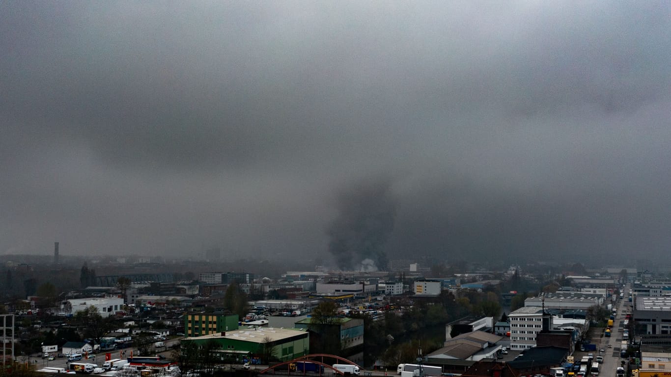 Wegen des Großbrands in Hamburg liegt eine riesige Rauchwolke über der Stadt.