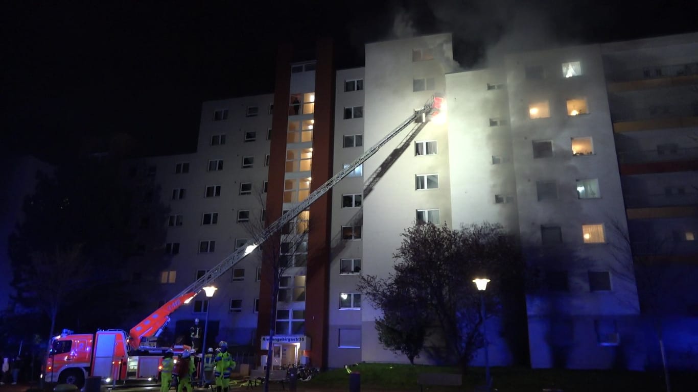 Ein Kellerbrand hat im Bonner Ortsteil Tannenbusch zu einem Großeinsatz von Feuerwehr und Rettungskräften geführt.