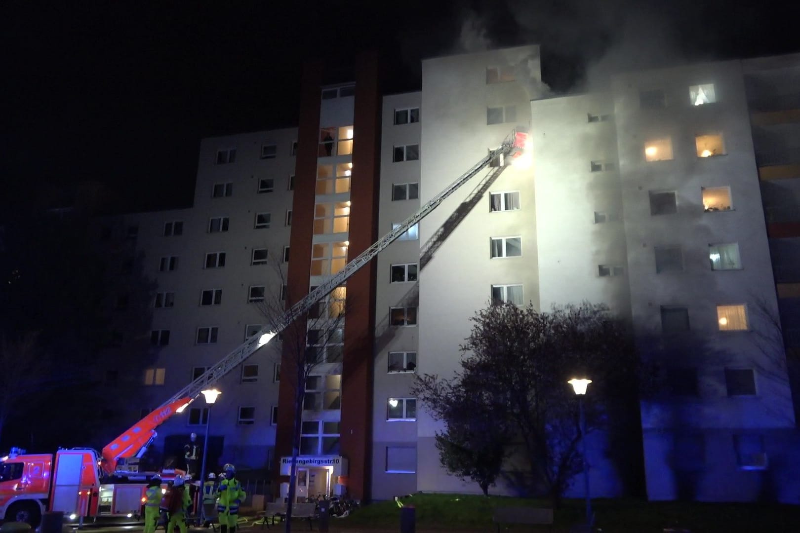 Ein Kellerbrand hat im Bonner Ortsteil Tannenbusch zu einem Großeinsatz von Feuerwehr und Rettungskräften geführt.