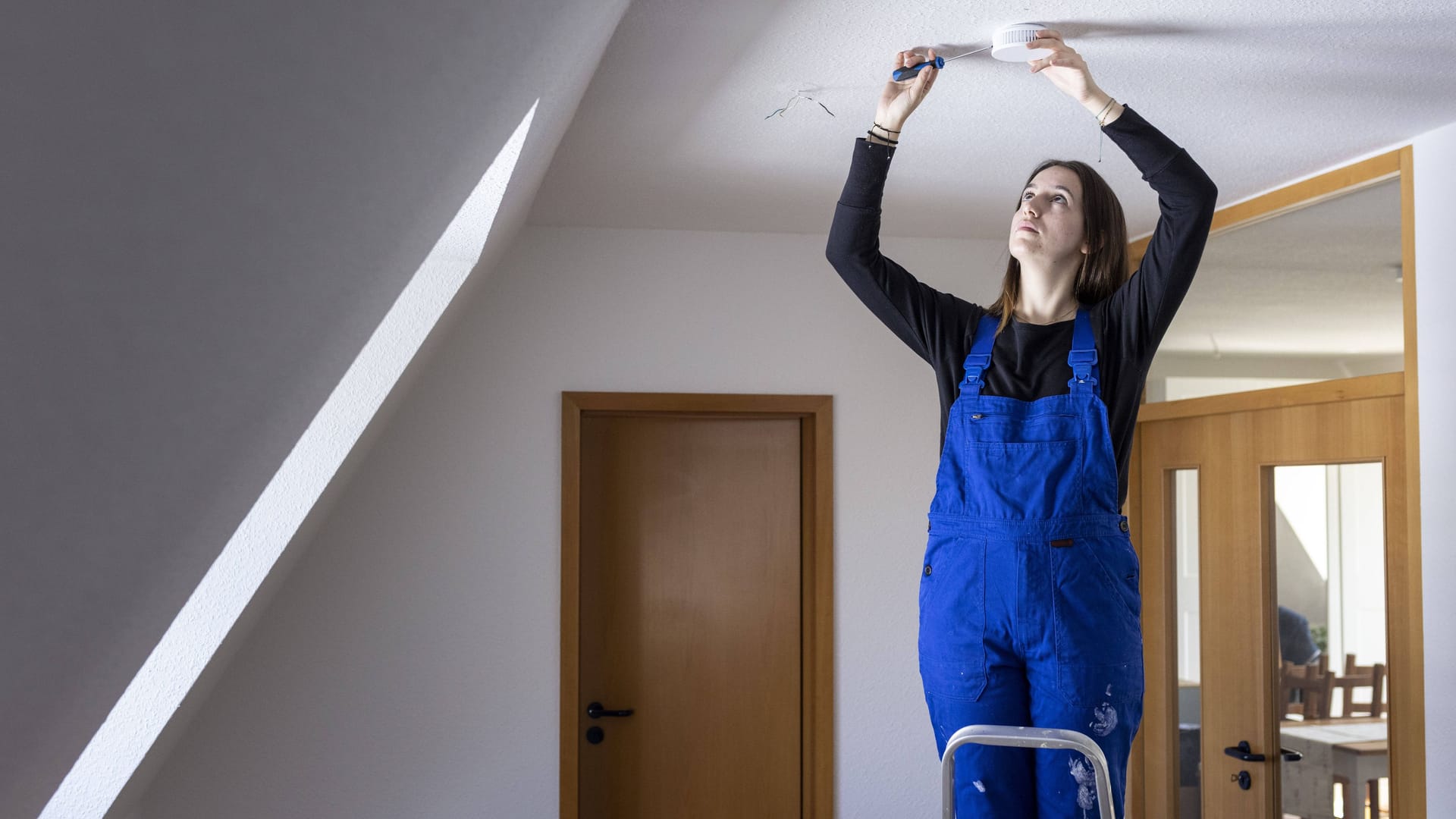 Eine Frau bei der Arbeit (Symbolbild): Jede fünfte Person in Deutschland hat nur einen unsicheren Arbeitsvertrag. Die Linke bezeichnet das als alarmierend.