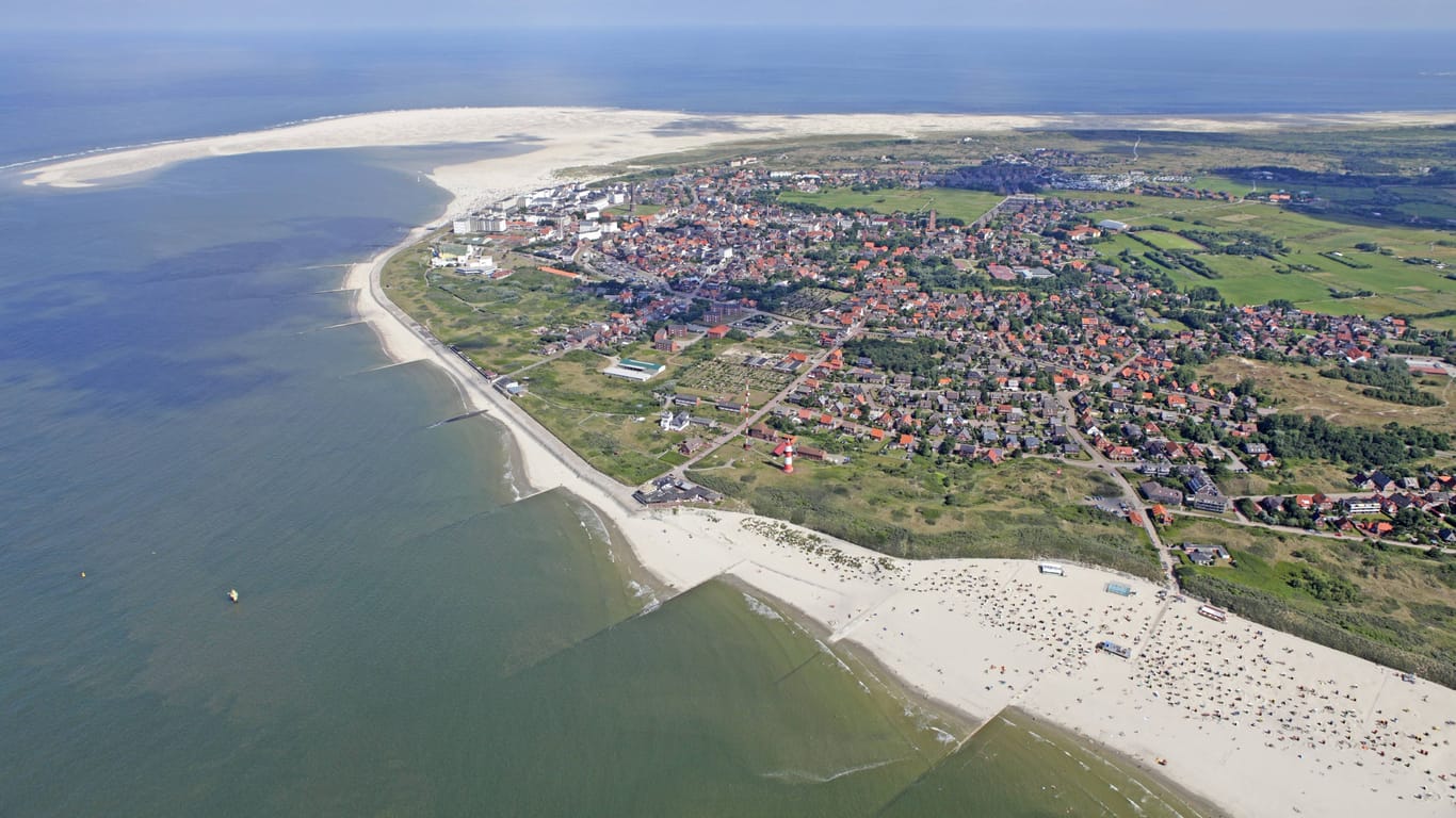 Luftaufnahme der Insel Borkum (Archivfoto): Die Anwohner fürchten nicht nur um die Natur, auch der Horizont könnte durch Bohrinsel verschandelt werden.