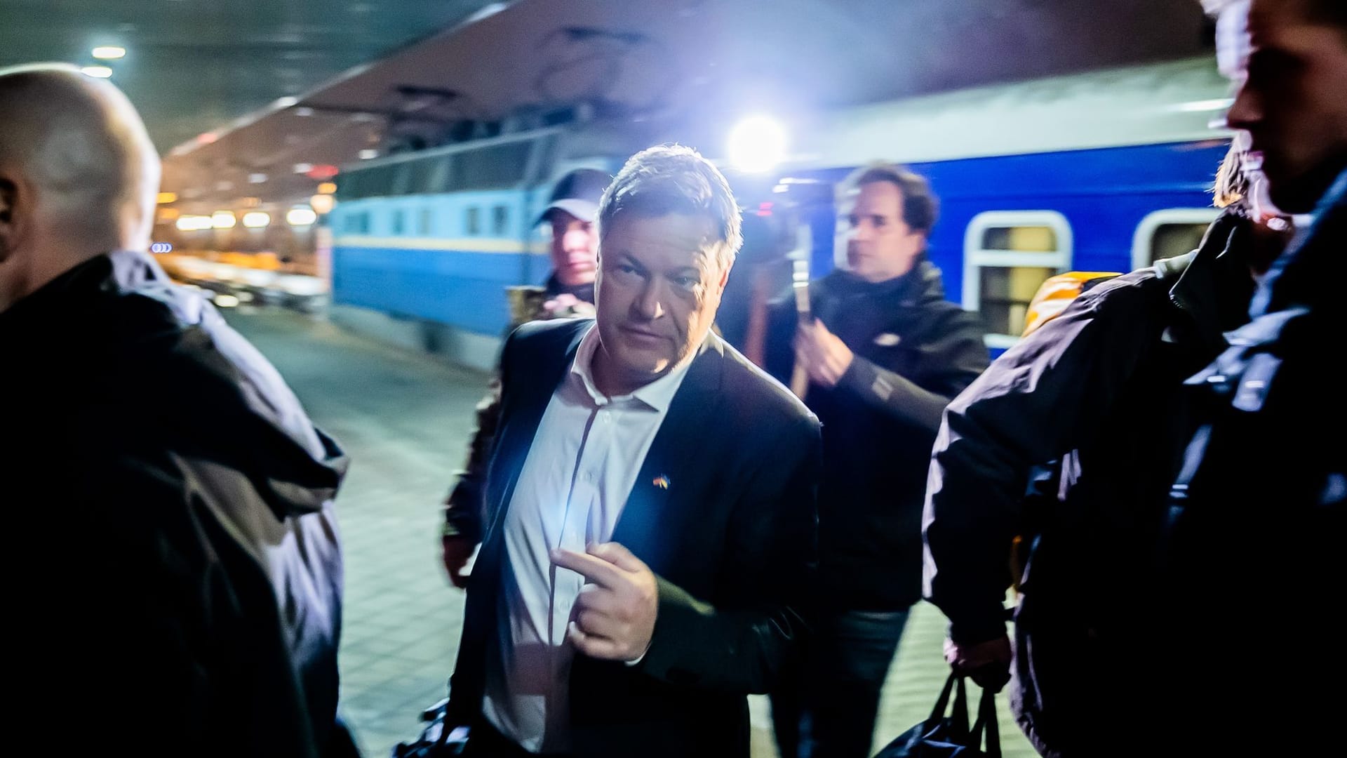 Robert Habeck kommt am Bahnhof von Kiew an.