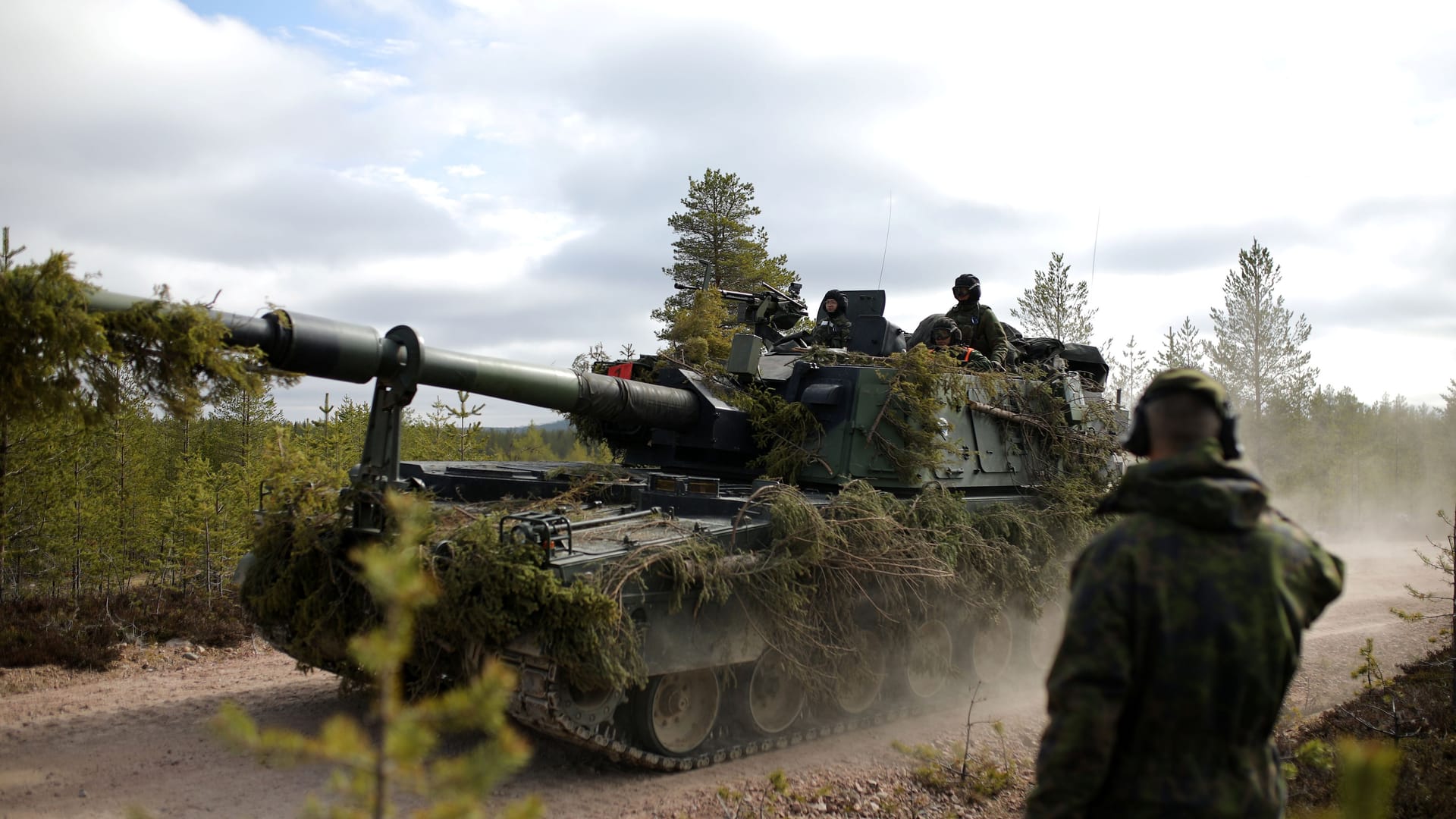 Finnische Artillerie bei einem Manöver: Die finnische Armee verfügt über eine große Distanzfeuerkraft.