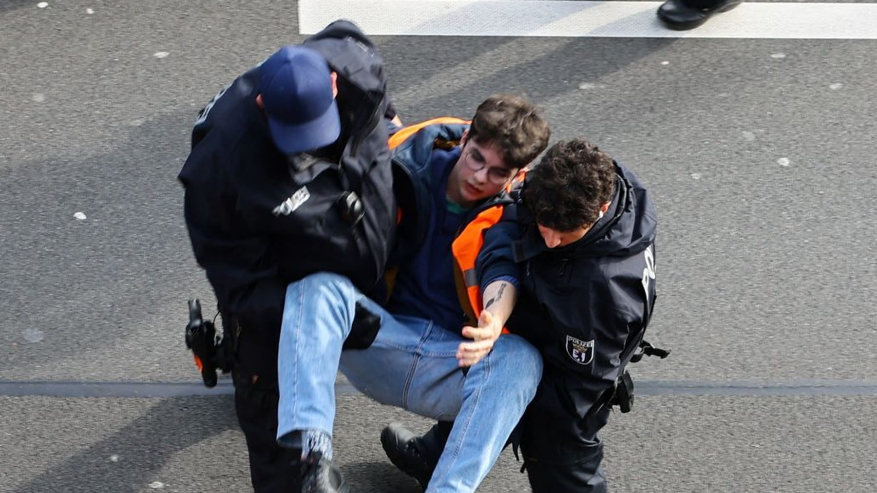 Letzte Generation Polizei Nimmt Hunderte Aktivisten Fest 6538