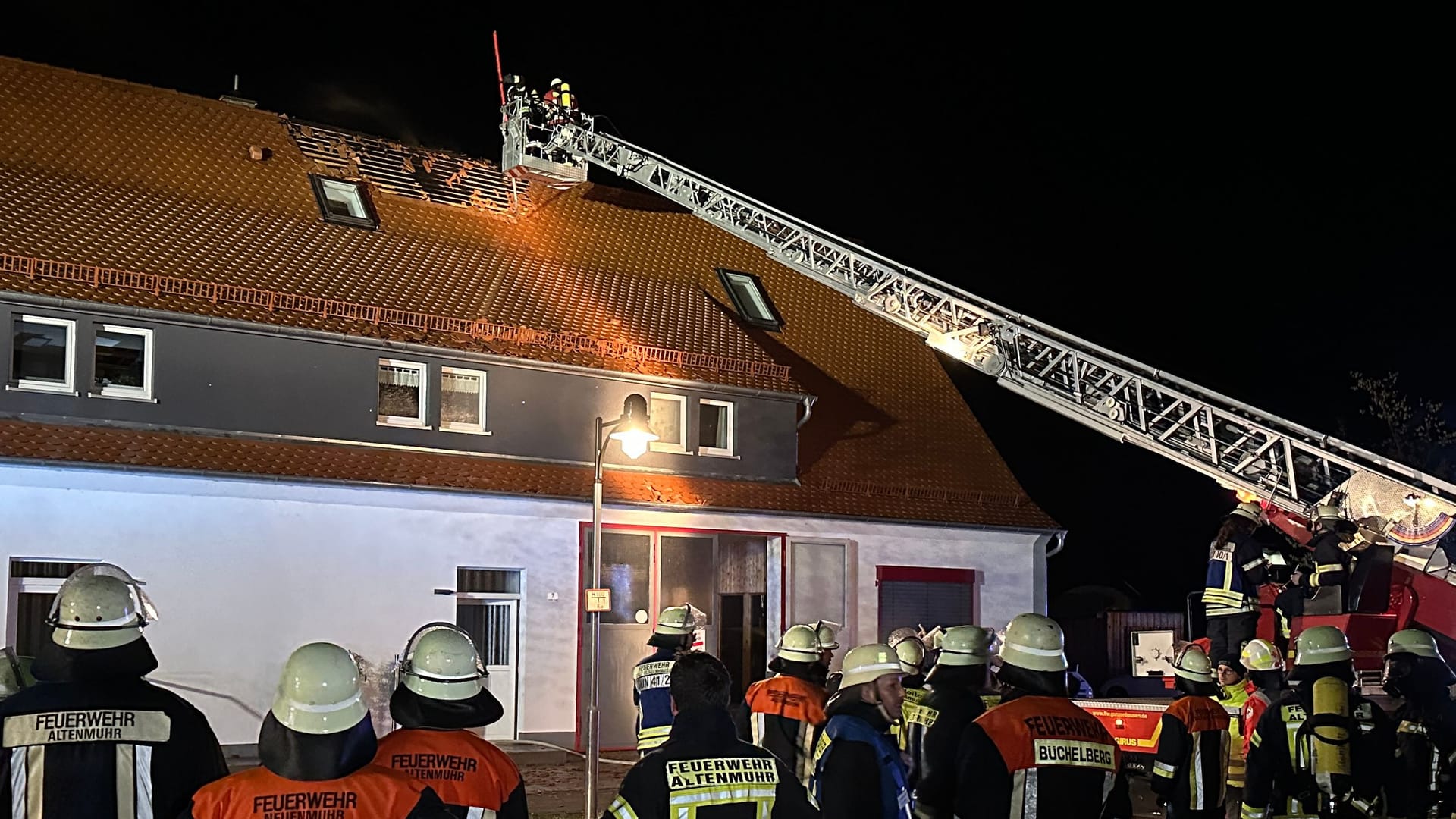 Zahlreiche Einsatzkräfte arbeiten vor Ort: Die Feuerwehr hatte durch das Gewitter eine schwierige Anfahrt.