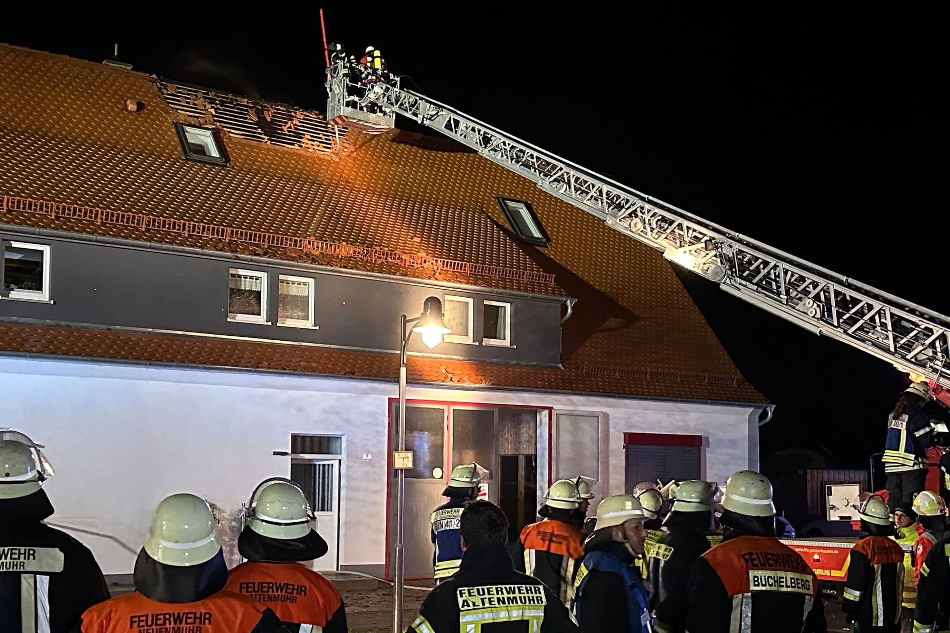 Zahlreiche Einsatzkräfte arbeiten vor Ort: Die Feuerwehr hatte durch das Gewitter eine schwierige Anfahrt.