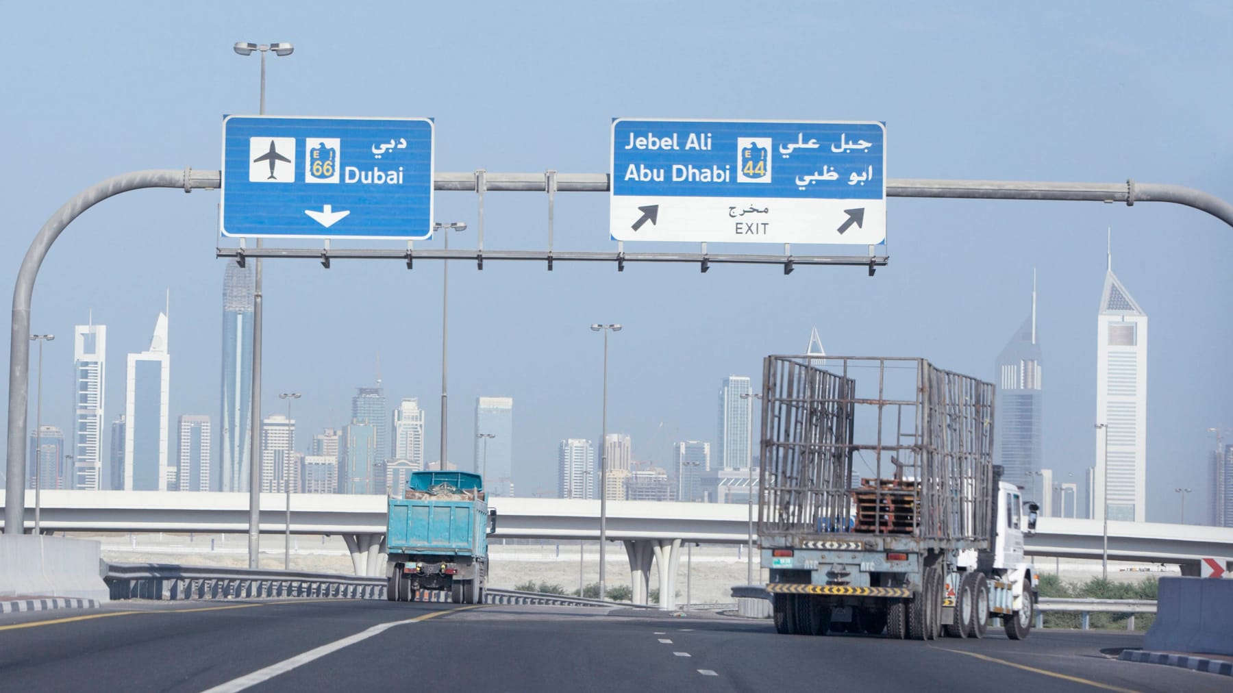 Uni Emirat Arab menerapkan batas kecepatan minimum di jalur kiri