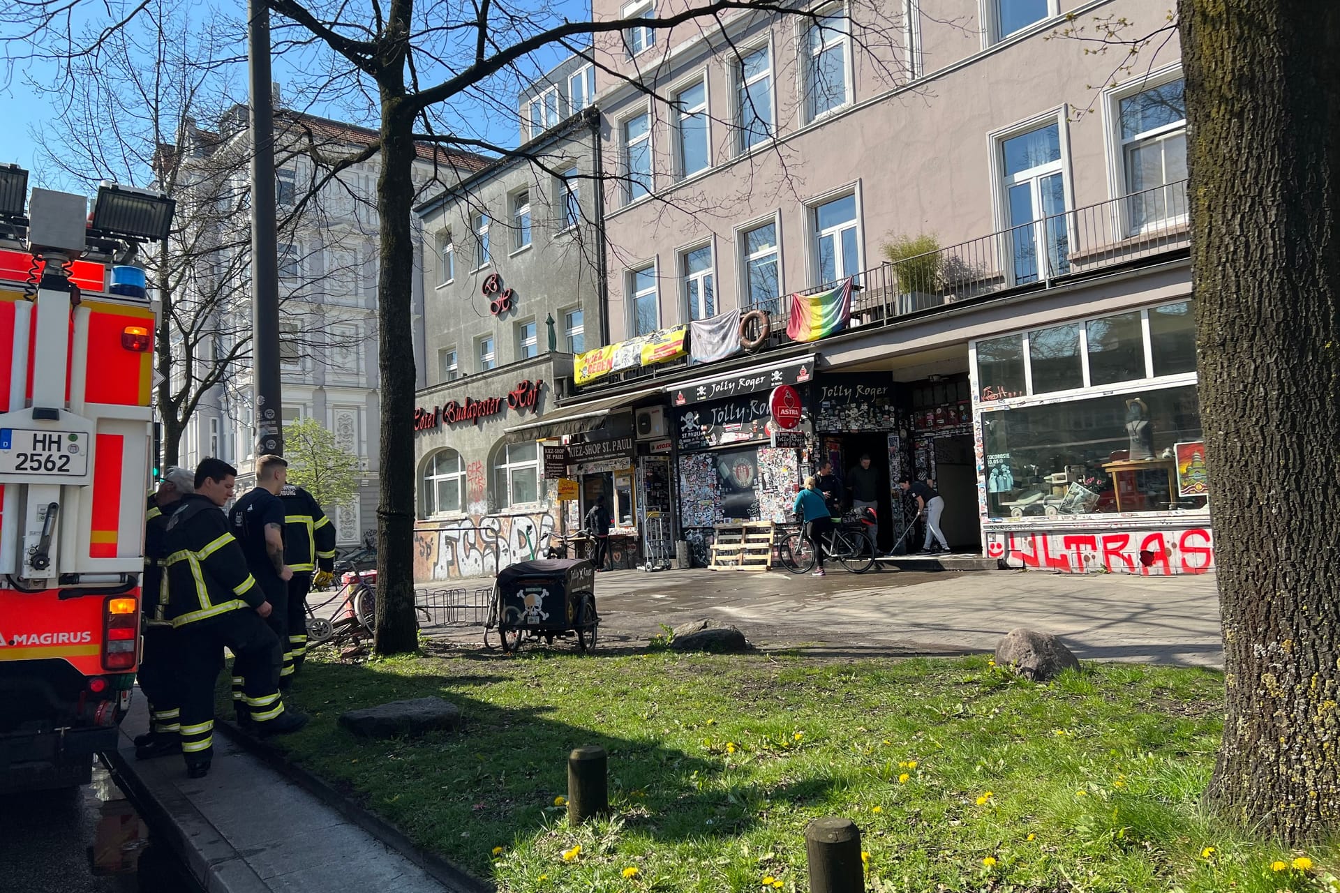 Vor dem Hamburger Stadtderby ist die St.-Pauli-Fankneipe "Jolly Roger" mit Buttersäure angegriffen worden.