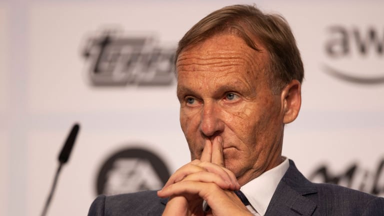 Hans-Joachim Watzke: Der Geschäftsführer von Borussia Dortmund muss das Spiel gegen den FC Bayern am Fernseher verfolgen.
