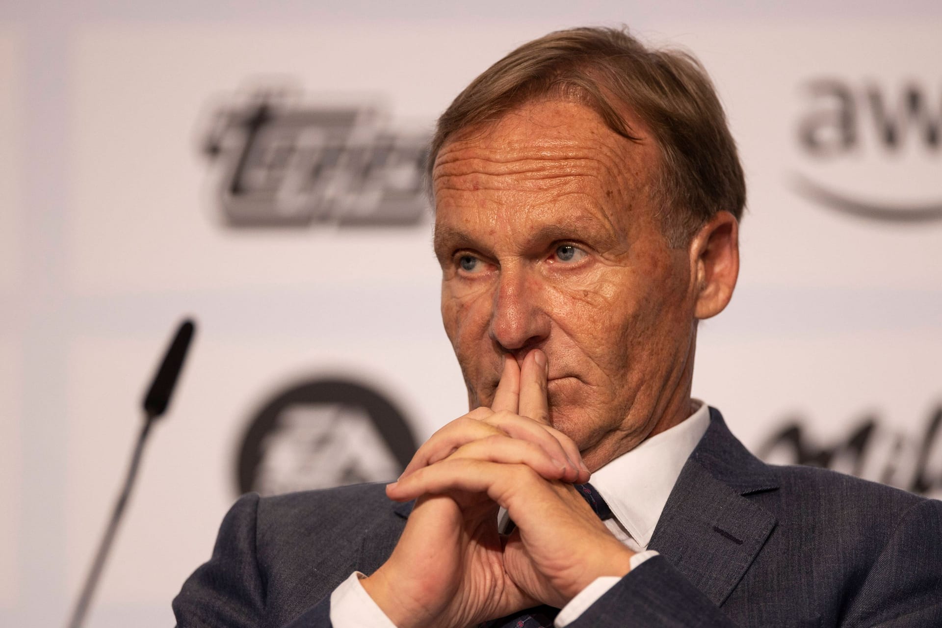 Hans-Joachim Watzke: Der Geschäftsführer von Borussia Dortmund muss das Spiel gegen den FC Bayern am Fernseher verfolgen.