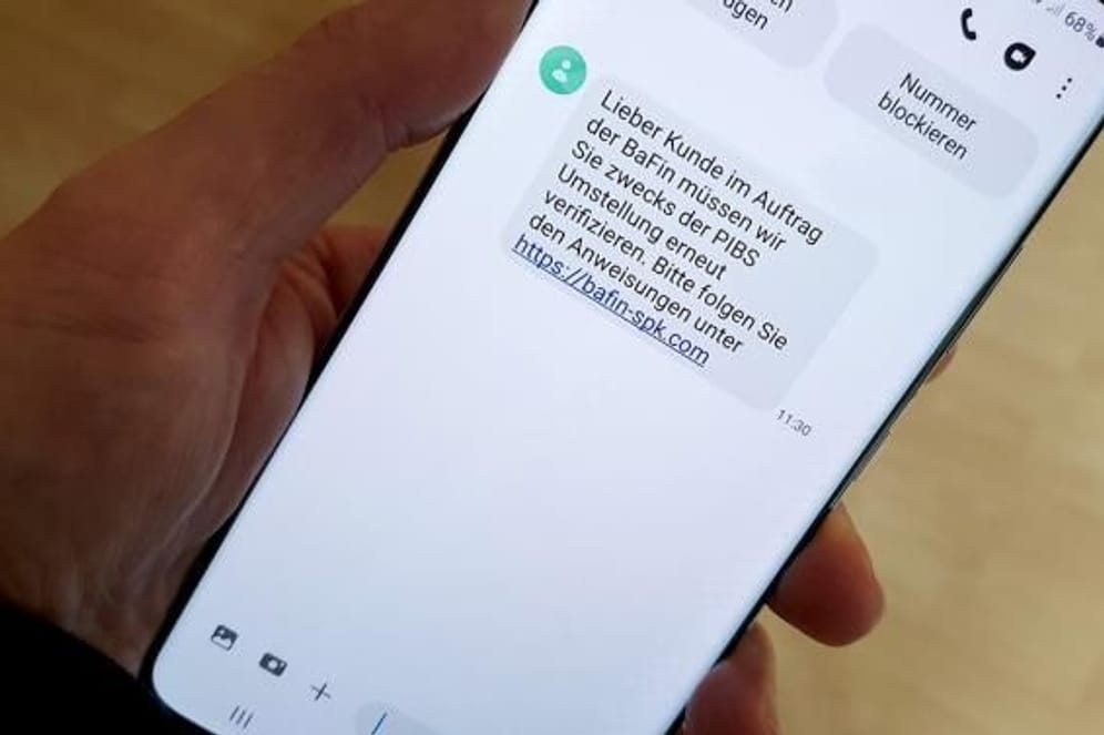 Zum Verwechseln ähnlich: Ob es sich um eine echte Nachricht oder eine Betrugsfalle handelt, ist oft nicht auf den ersten Blick erkennbar.