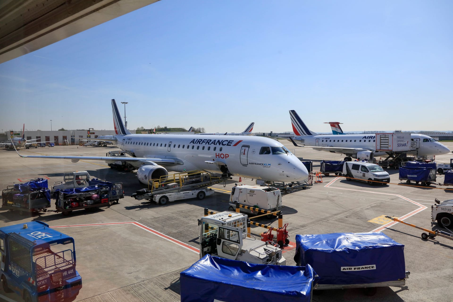 Passagierflugzeuge am Flughafen Paris Charles de Gaulle: Erneute Streiks gegen die Rentenreform in Frankreich behindern am kommenden Wochenende den Flugverkehr in Frankreich.