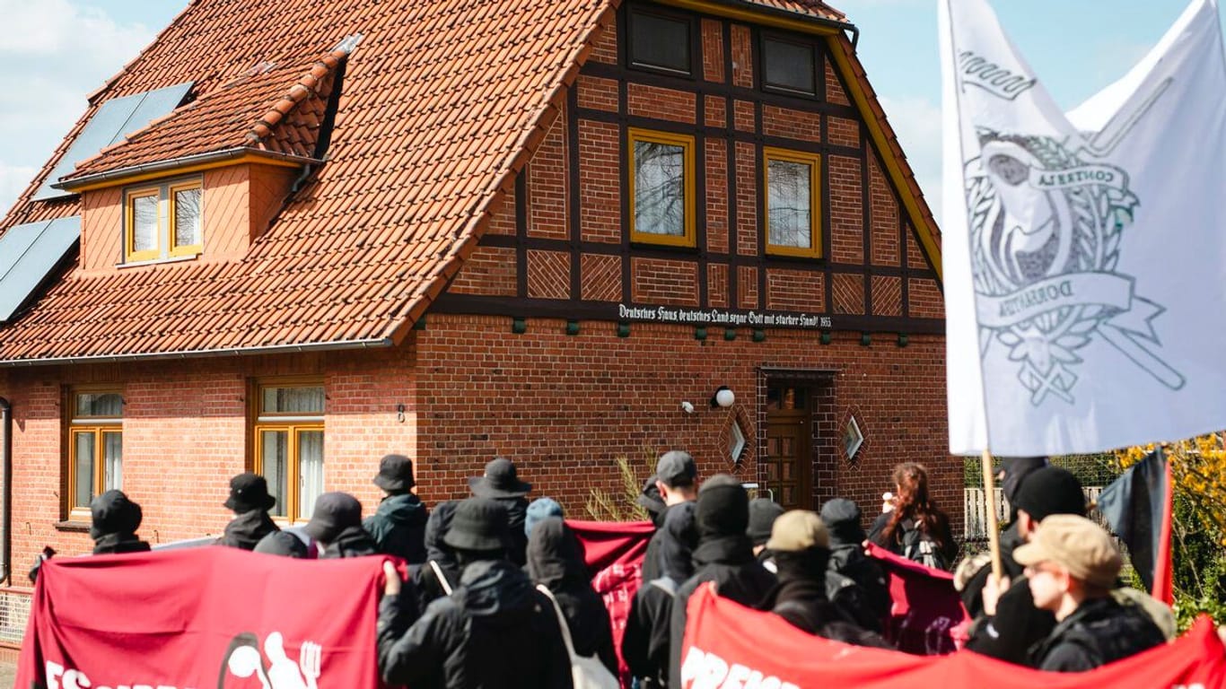 Der Protestzug unterwegs am Ostersonntag 2023.