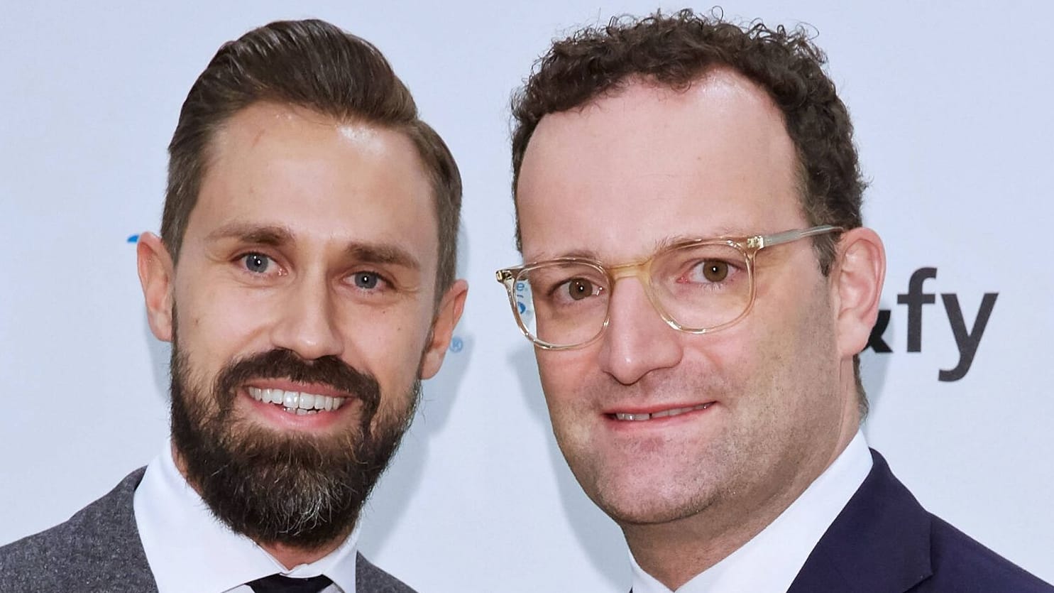 Jens Spahn mit Ehemann Daniel Funke: Das Paar wohnt bald in einer Wohnung.