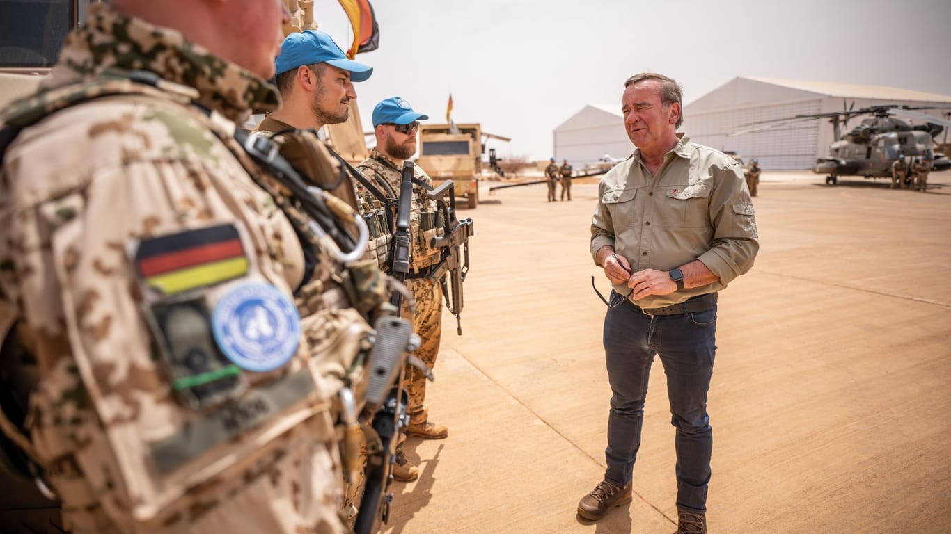 Der Verteidigungsminister spricht mit Bundeswehrsoldaten in Mali.
