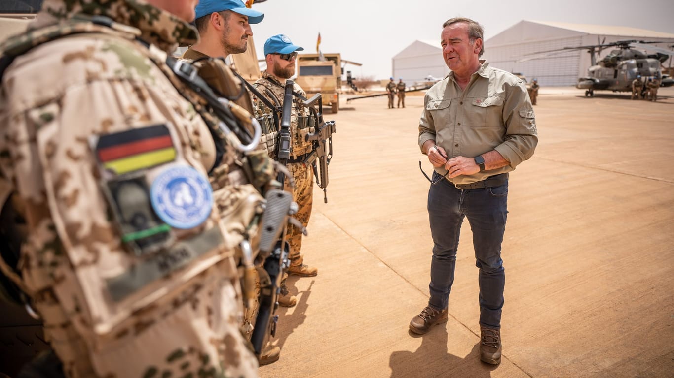 Der Verteidigungsminister spricht mit Bundeswehrsoldaten in Mali.
