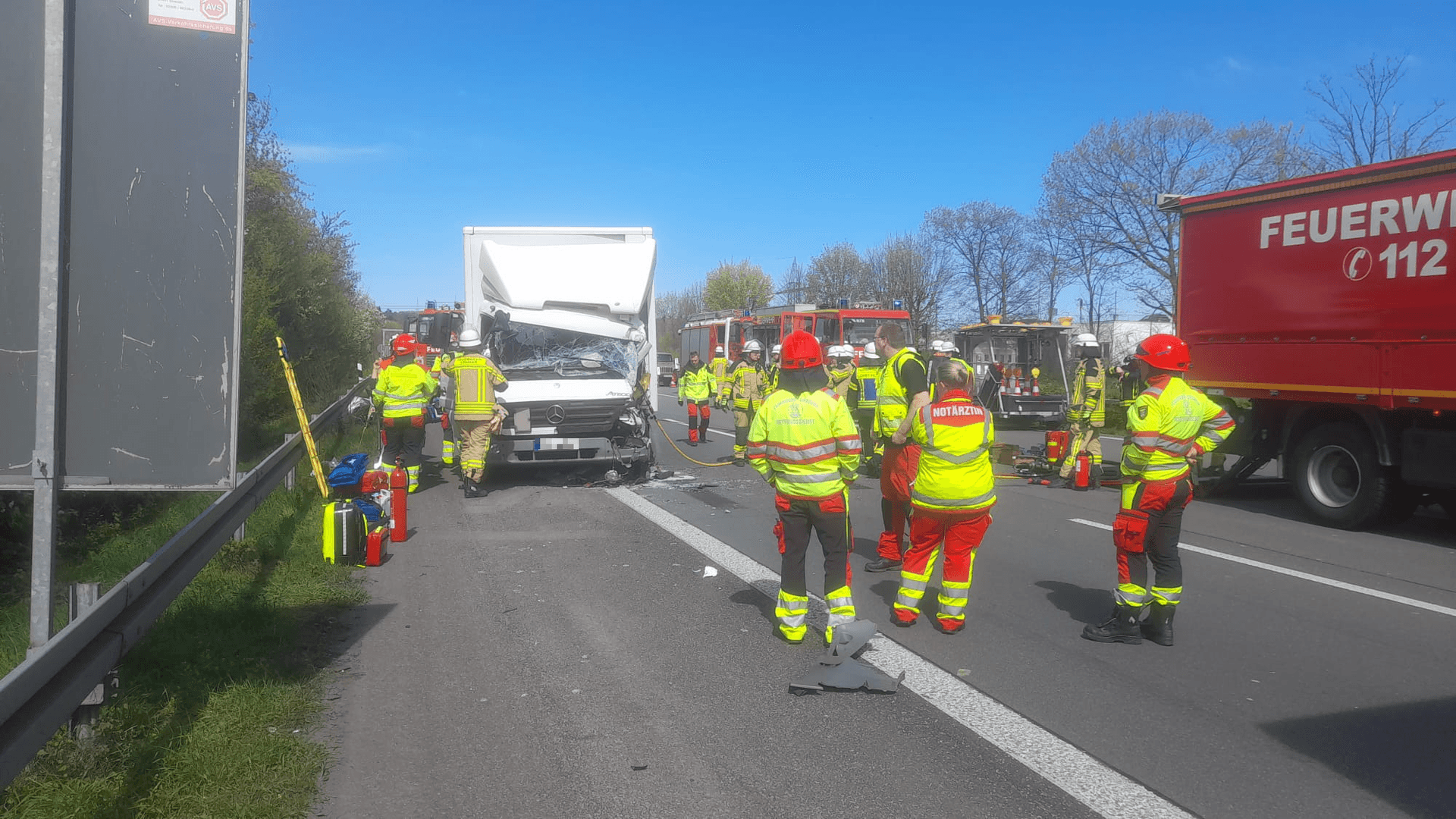 Einsatzkräfte vor Ort: Auf der A3 hat es einen schweren Unfall gegeben.