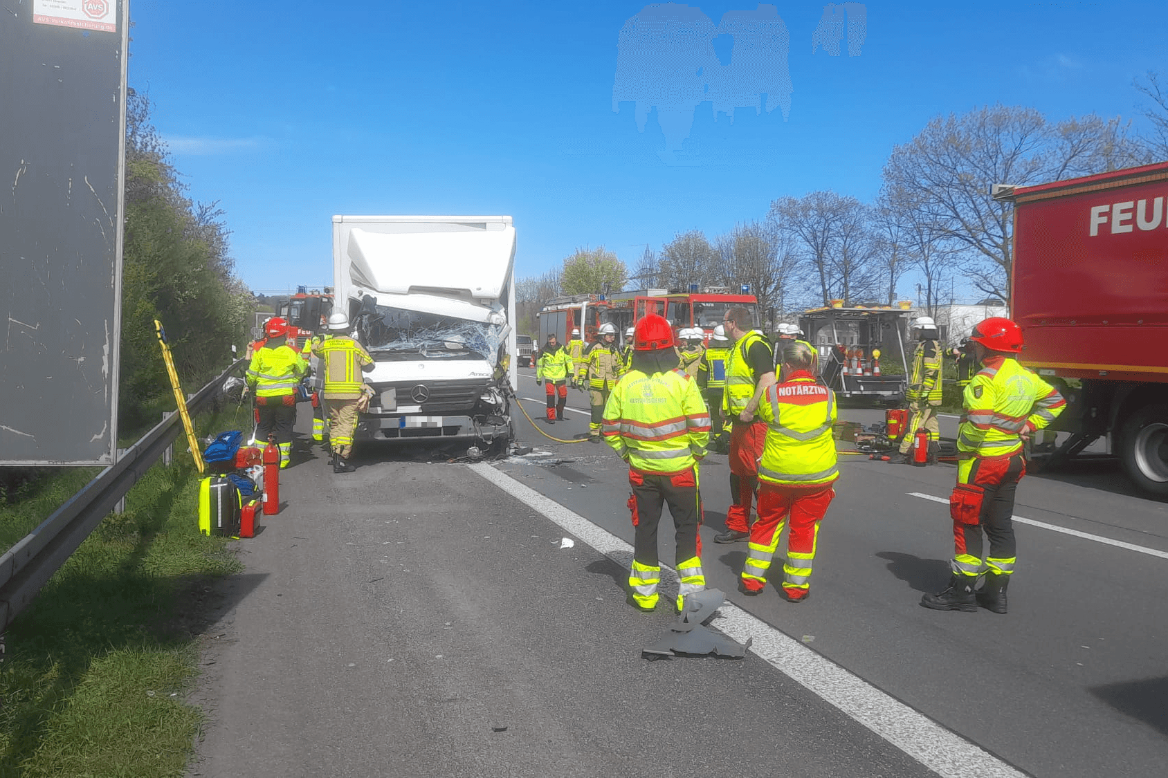 Einsatzkräfte vor Ort: Auf der A3 hat es einen schweren Unfall gegeben.