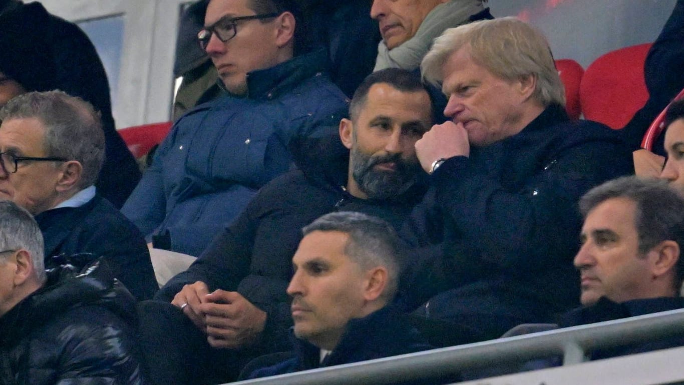 Oliver Kahn (r.) und Hasan Salihamidzic auf der Tribüne: Die beiden Bosse bekamen viel Kritik ab.