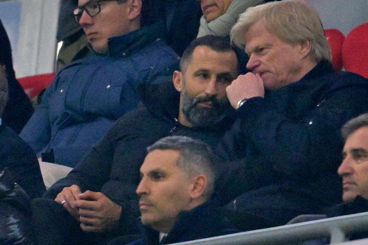 Oliver Kahn (r.) und Hasan Salihamidzic auf der Tribüne: Die beiden Bosse bekamen viel Kritik ab.