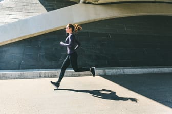 Eine Frau joggt.