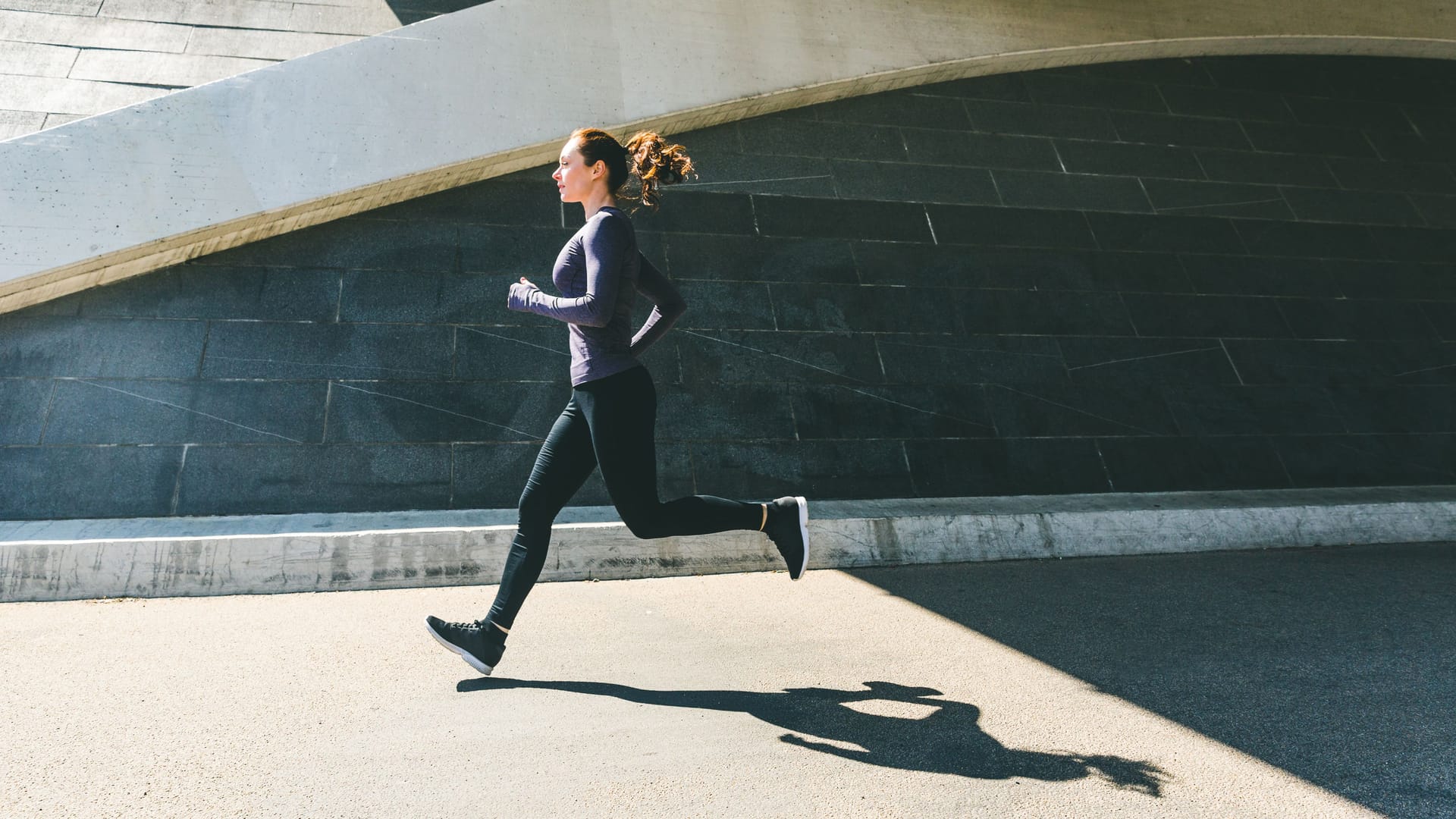 Eine Frau joggt.