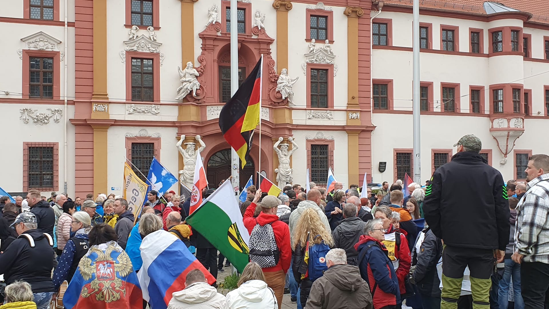 Warten auf die Kundgebung: Deutschland- neben Russland-Fahnen.