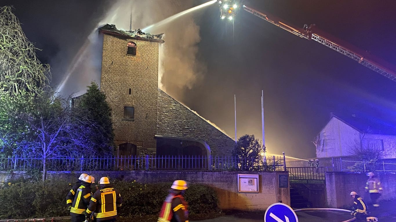 Einsatzkräfte der Feuerwehr löschen den Brand: Dach und Kirchenschiff seien inzwischen eingestürzt.