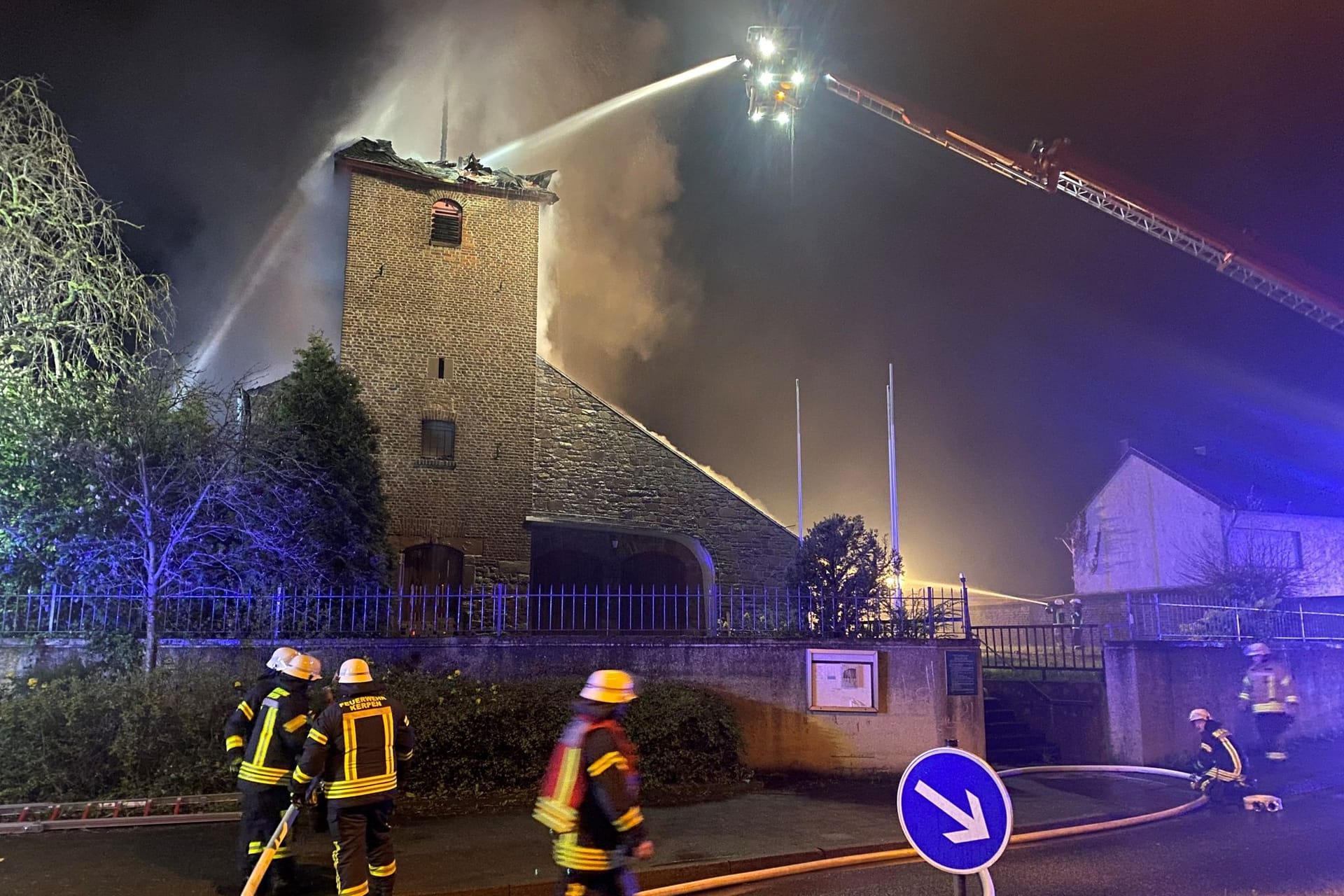 Einsatzkräfte der Feuerwehr löschen den Brand: Dach und Kirchenschiff seien inzwischen eingestürzt.