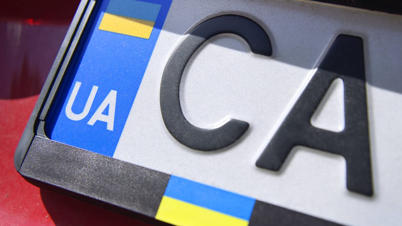 Fahrzeug mit ukrainischem Kennzeichen (Symbolbild): Eine Sonderregelung ermöglichte es geflüchteten Autofahrern, ihre Fahrzeuge für eine befristete Zeit ohne deutsche Zulassung und Nummernschild zu nutzen.