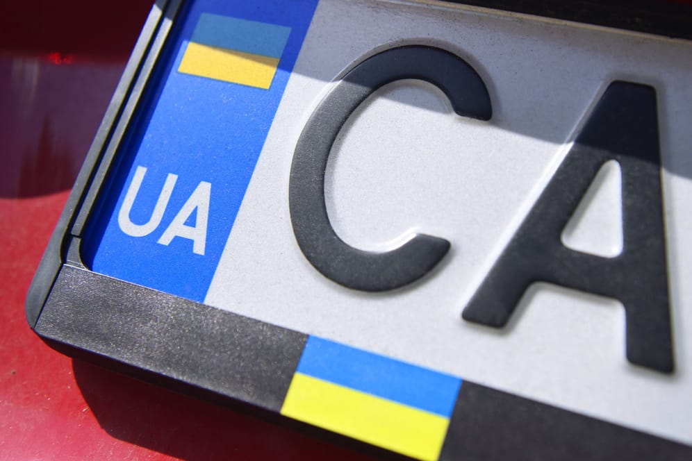 Fahrzeug mit ukrainischem Kennzeichen (Symbolbild): Eine Sonderregelung ermöglichte es geflüchteten Autofahrern, ihre Fahrzeuge für eine befristete Zeit ohne deutsche Zulassung und Nummernschild zu nutzen.