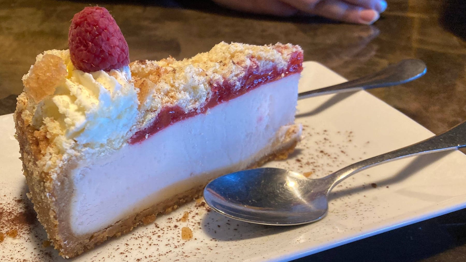 kaesekuchen-symbolbild-eine-frau-hat-ver